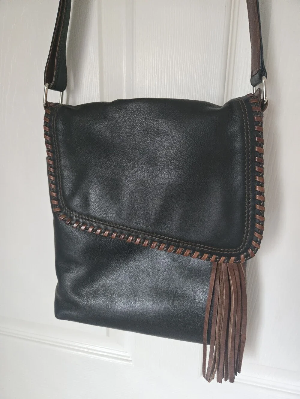New YORK Leather Crossbody Bag with Whipstitched Contrasting Brown Trim 10 X 12